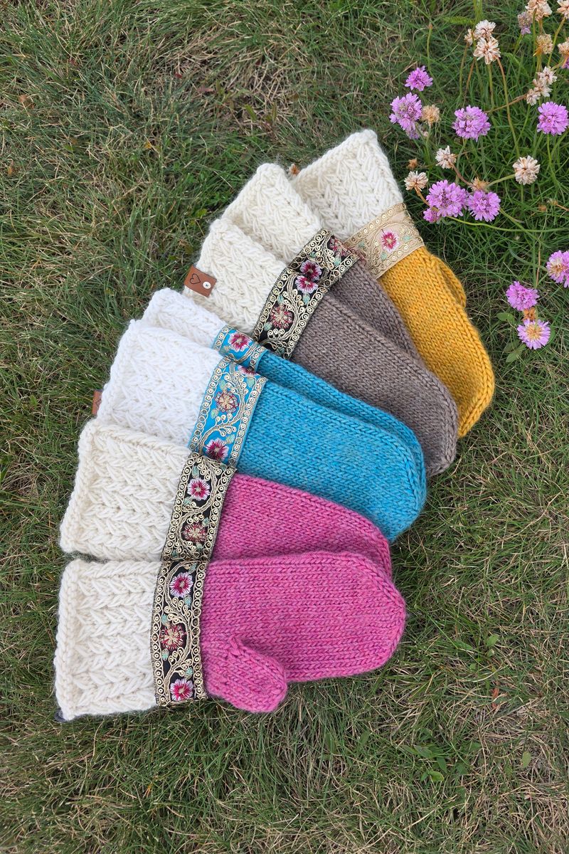 Benedictes Pyntevotter Beige fra Knit by Ruth