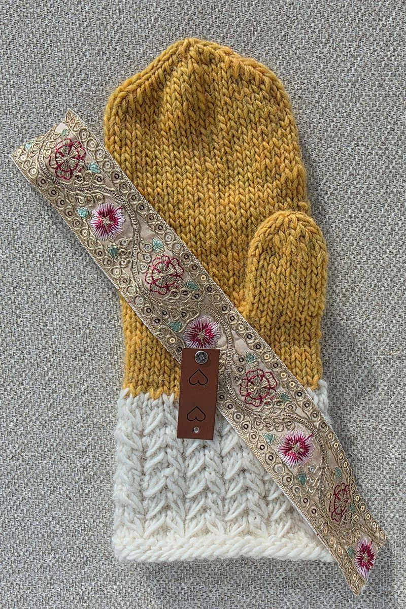 Benedictes Pyntevotter Oker fra Knit by Ruth