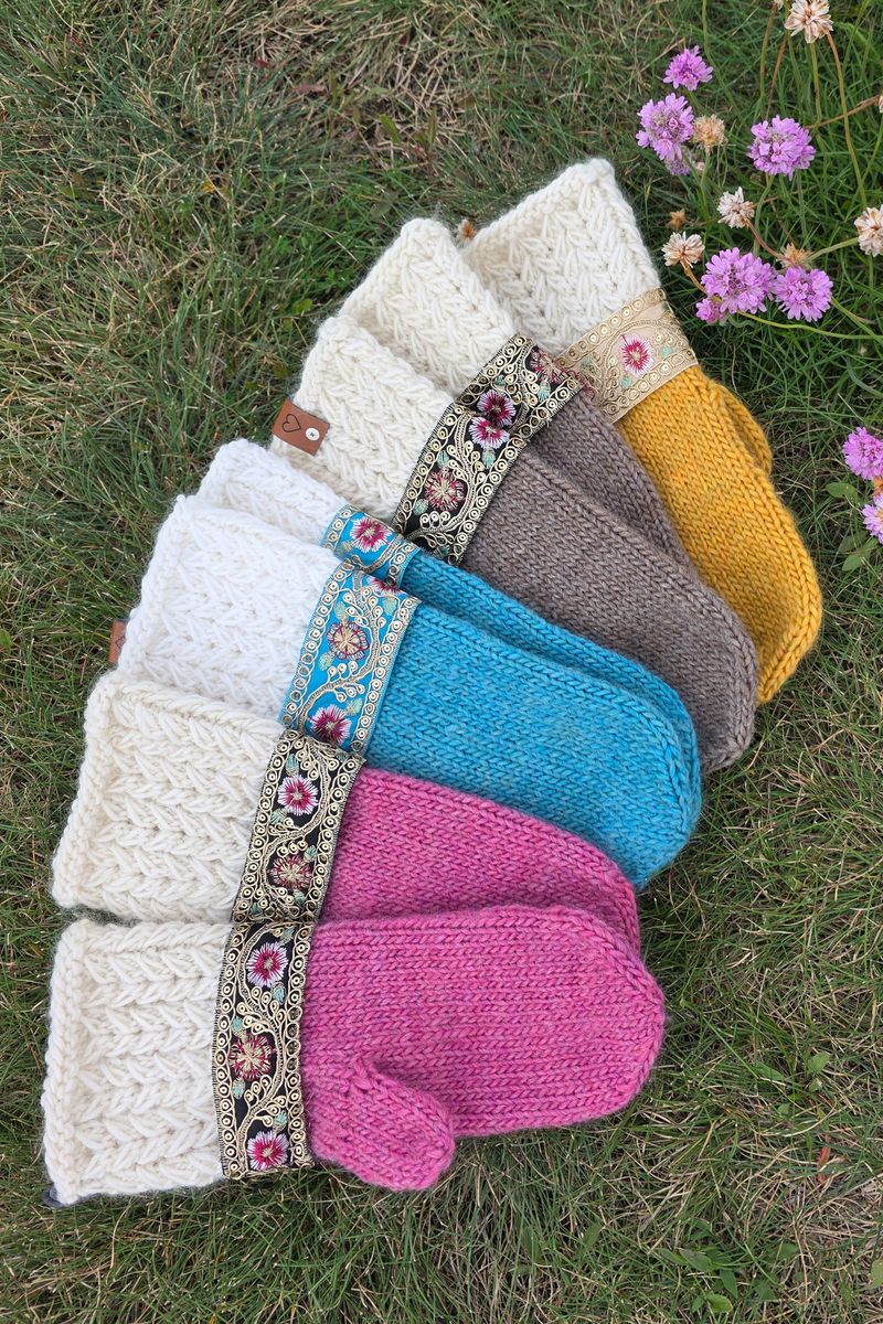 Benedictes Pyntevotter Oker fra Knit by Ruth